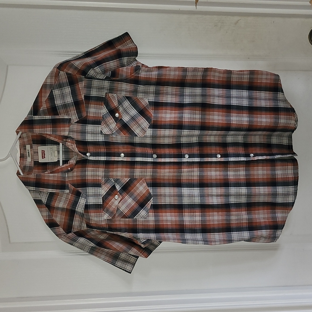 Levi's plaid button up shirt. Men's large. Great condition.